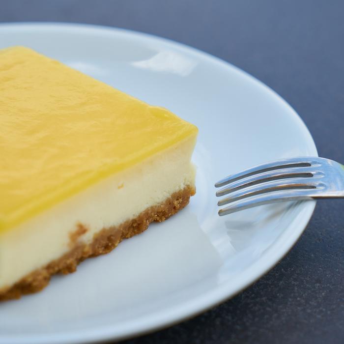 Tort de lămâie cu iaurt, fără coacere. Un desert răcoritor de vară pe care nu trebuie să-l ratezi 