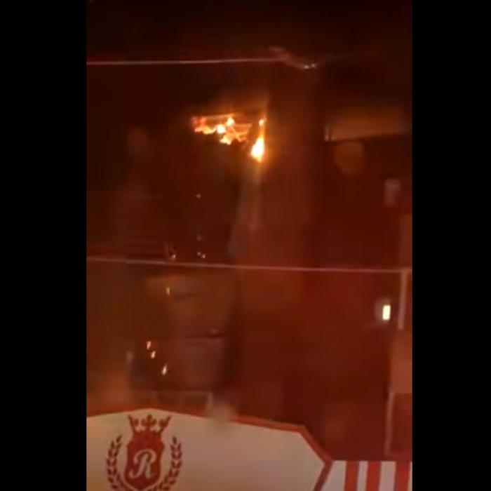 Români evacuaţi dintr-un bloc în flăcări. Incendiul, provocat de un trăsnet
