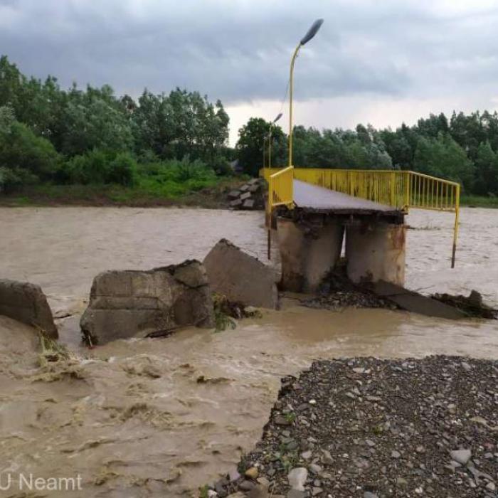 Zeci de familii de români, izolate, după ce un pod a fost rupt de viituri în Neamț