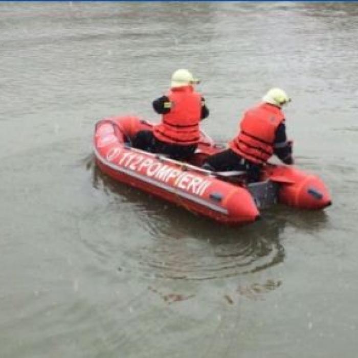 Intervenţie dramatică după ce trei pescari români s-au răsturnat cu barca