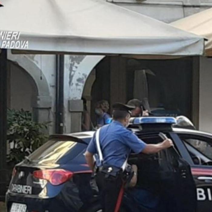 Italia. Două românce au înșelat bătrânii de care îngrijeau cu 114.000 de euro. Le-au câștigat încrederea cu vorbe dulci și gesturi tandre