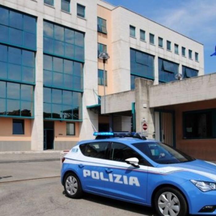 Italia. Doi români, care au furat un telefon mobil dintr-un magazin, dați de gol de aplicația de localizare