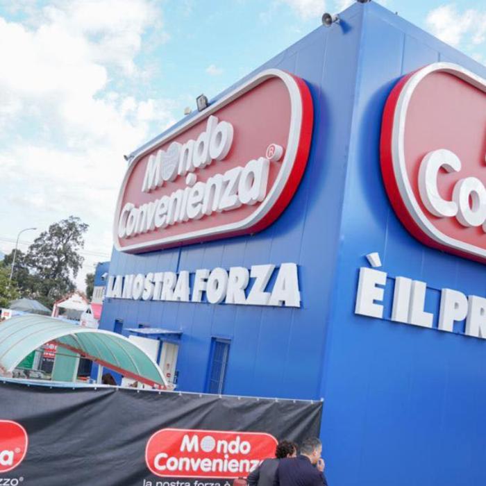 Italia. Continuă lupta contra companiei Mondo Convenienza. Mobilă de 50 de kilograme cărată de muncitori până la etajul 10 fără platformă. Nereguli grave ies la iveală în continuare