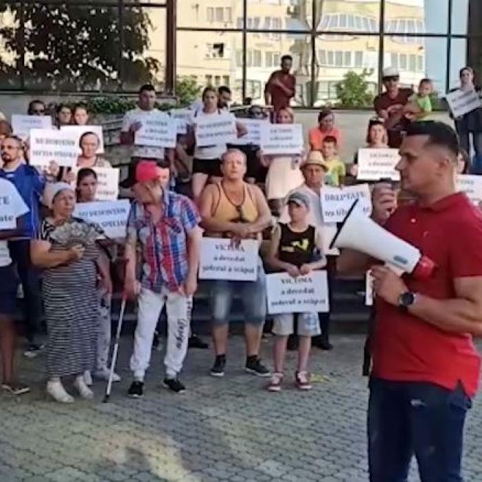 Lacrimi şi lumânări pentru Denisa, tânăra omorâtă în staţia de autobuz din Baia Mare. Șoferul este cercetat în libertate