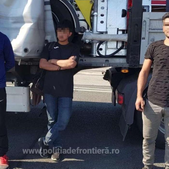 Autocamion, condus de un șofer turc, oprit în vamă. Trei bărbaţi se ascundeau printre marfa transportată 