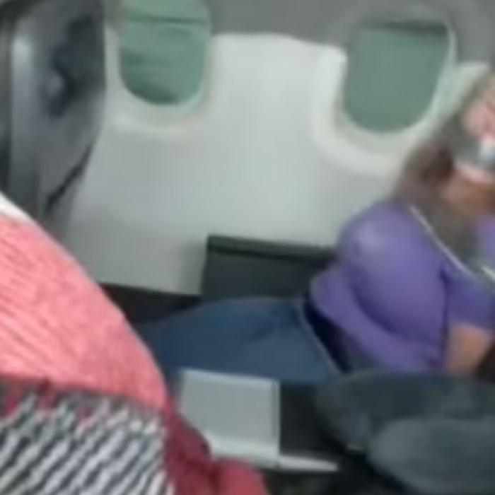 Scene șocante într-un avion. O femeie, legată cu bandă adezivă de scaun, după ce a atacat însoțitoarele de zbor