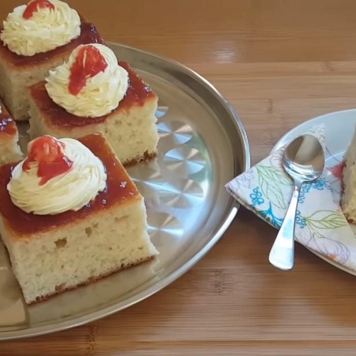 Savarină la tavă: Rețeta la îndemână pentru a te bucura de cea mai îndrăgită prăjitură a copilăriei