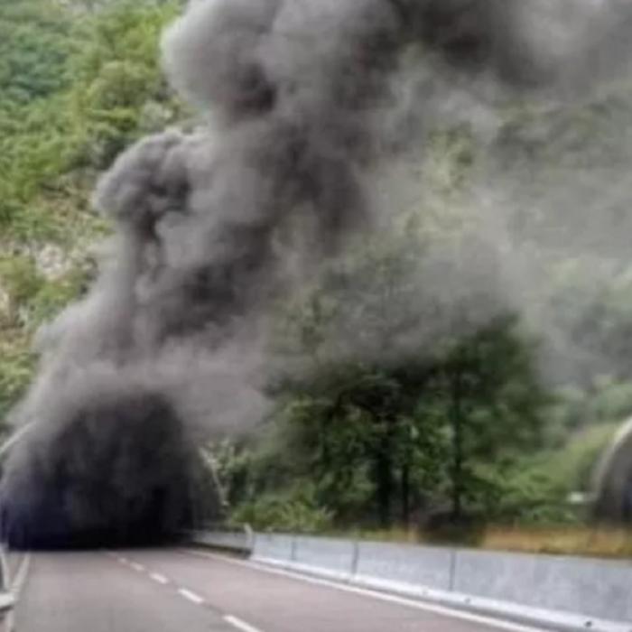 Italia. Un șofer a devenit erou după ce a salvat 24 de copii dintr-un autobuz în flăcări: „Prioritatea era salvarea vieții micuților”