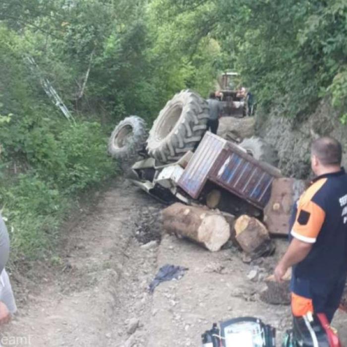 Un bărbat din Neamț și-a pierdut viața, după ce s-a răsturnat cu tractorul pe un drum forestier