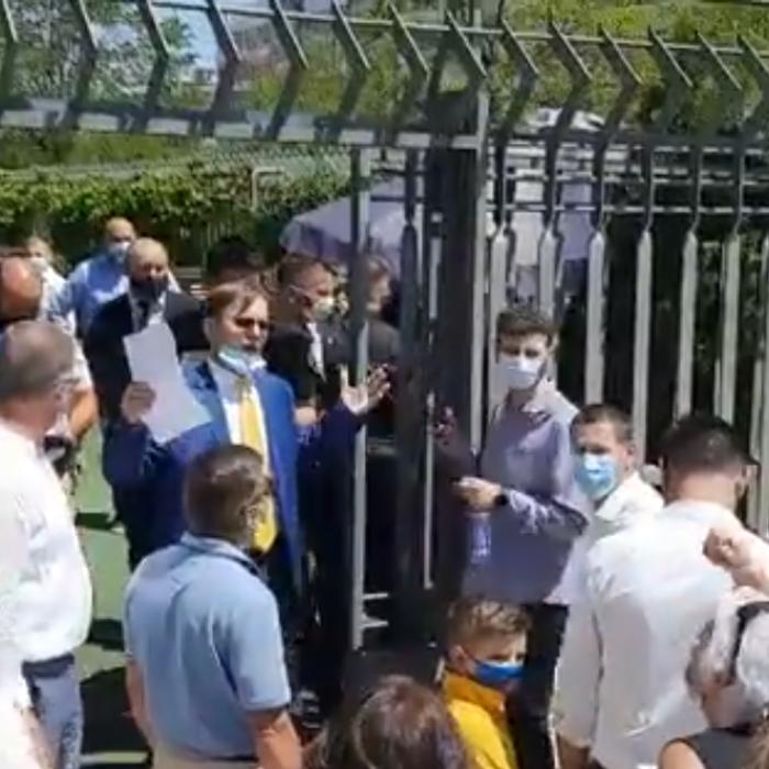 SCANDAL la PNL Spania. Alegeri cu poliţia la uşa hotelului. Sute de liberali, opriţi de paznici la uşă. O ambulanţă a fost chemată