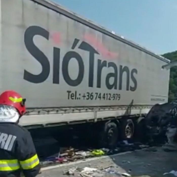 Accident cumplit în Mehedinți. Un om a murit încarcerat, după ce şoferul unei autoutilitare a depăşit linia continuă şi a lovit un TIR