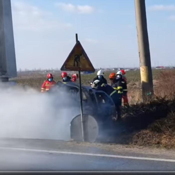 O maşină a luat foc din mers în Dâmboviţa
