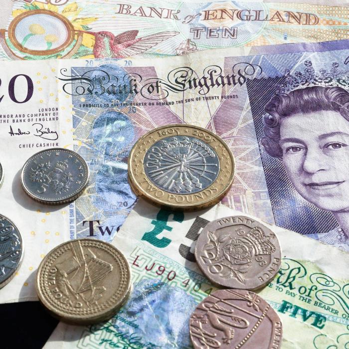 „Ziua libertății” prăbușește lira sterlină. Moneda britanică înregistrează cel mai scăzut nivel din aprilie