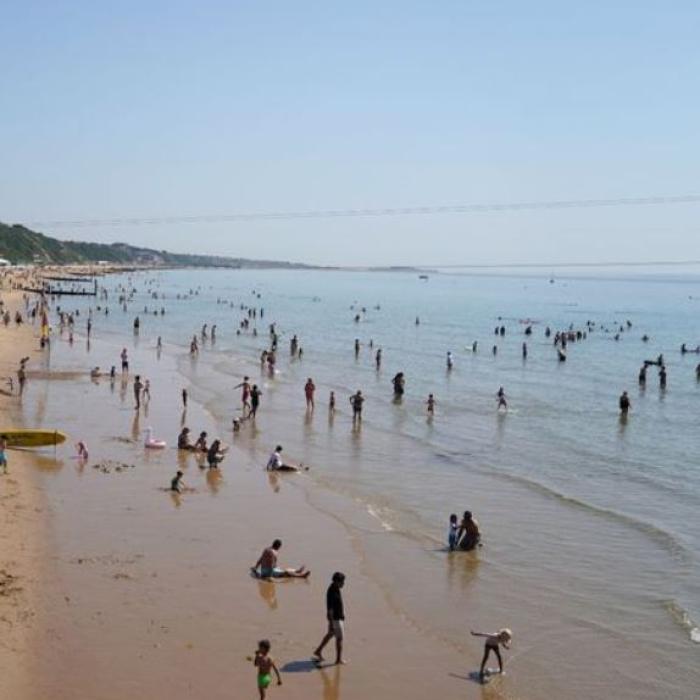 Marea Britanie. Minoră, trasă în mare și violată de un adolescent