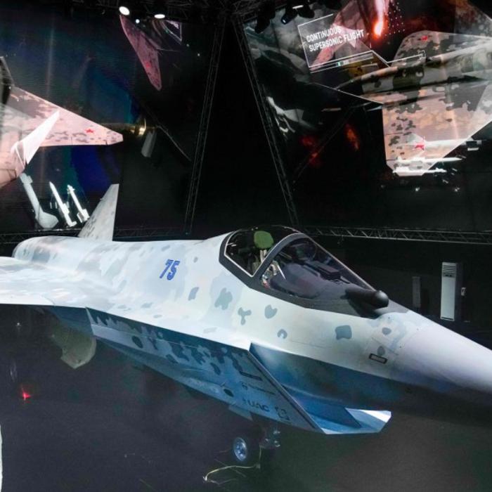 Rusia a prezentat "Șah Mat", un avion de război de ultimă generație care se poate lupta cu americanul F-35 Stealth