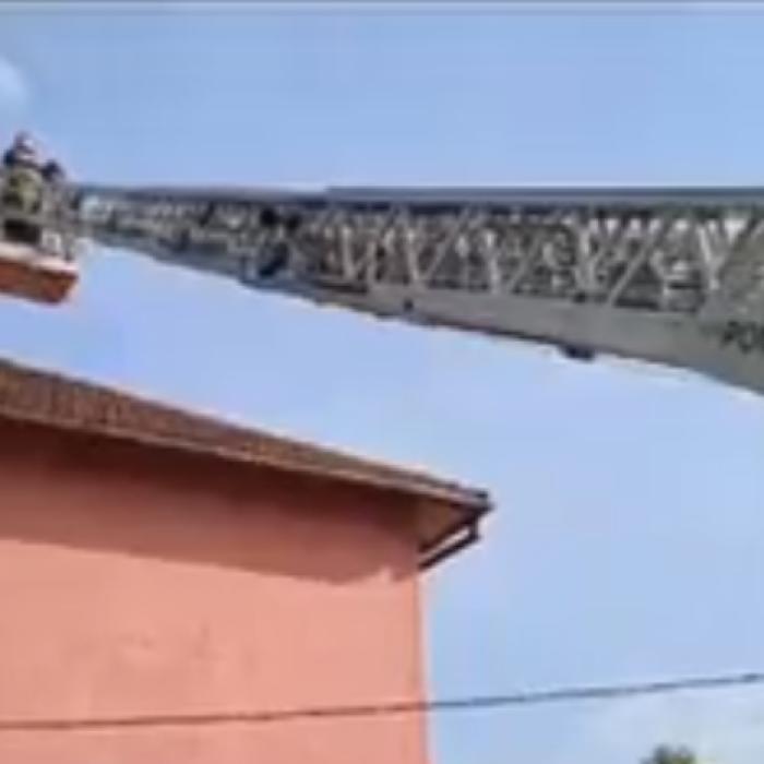 Doi români au ameninţat că se aruncă de pe Casa de Pensii. Negociatorii au fost chemaţi la faţa locului