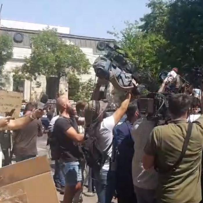Liviu Dragnea a ajuns la DNA. Susținătorii au aruncat cu ouă în contestatari - VIDEO
