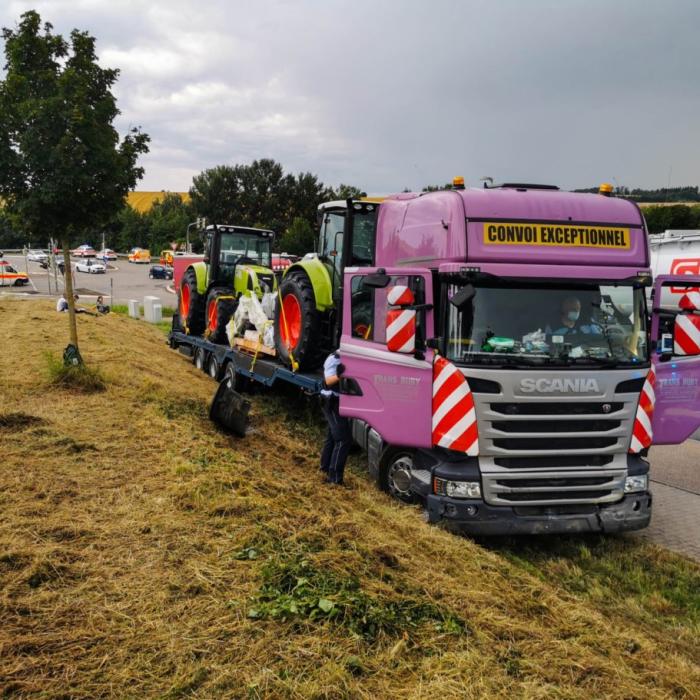 Germania. Un șofer român de TIR a făcut prăpad într-o parcare: a distrus 6 mașini, a rănit 6 oameni și a atacat un coleg cu furculița