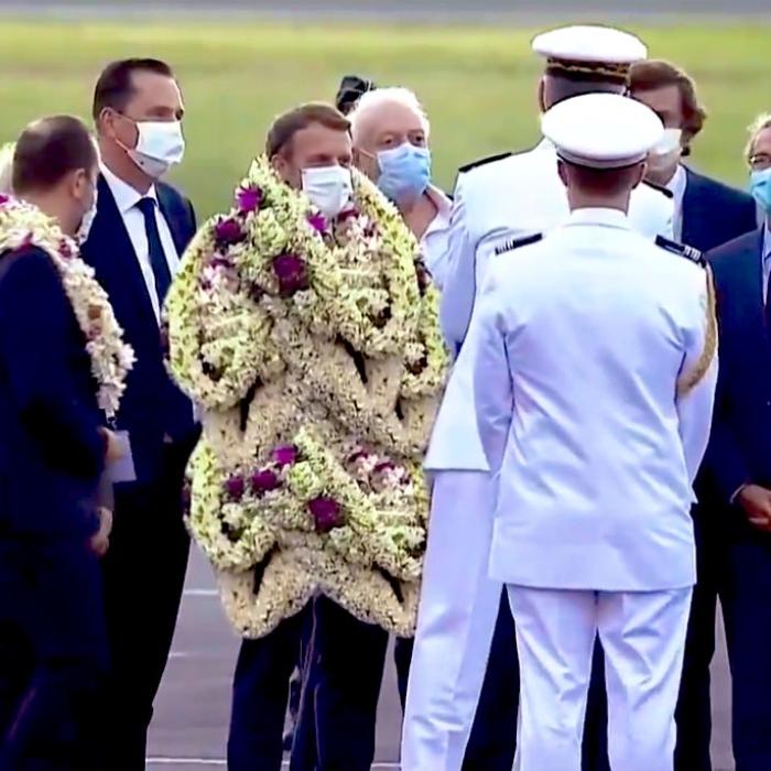 Emmanuel Macron, împodobit cu flori. Adevărul din spatele imaginii care a devenit virală pe internet