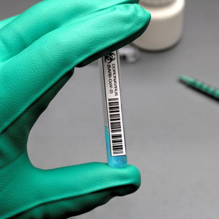 Un român nevaccinat s-a întors din Marea Britanie infectat cu tulpina Delta de COVID-19