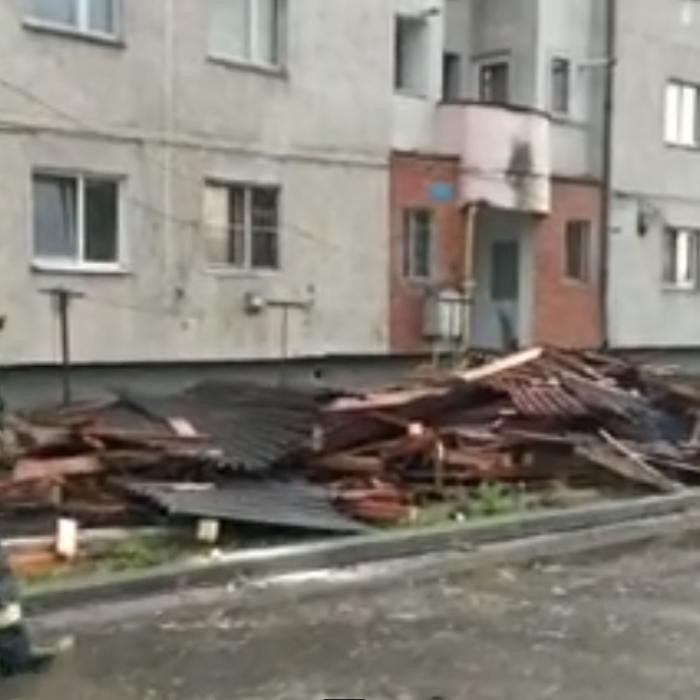 Prăpăd în România. Sute de apeluri la urgenţe după ce o vijelie a smuls acoperişurile mai multor clădiri şi a rupt copaci