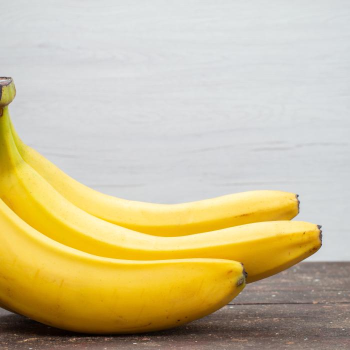 Puneți două banane pasate într-o pungă și băgați piciorul în ea. Rezultat surprinzător!