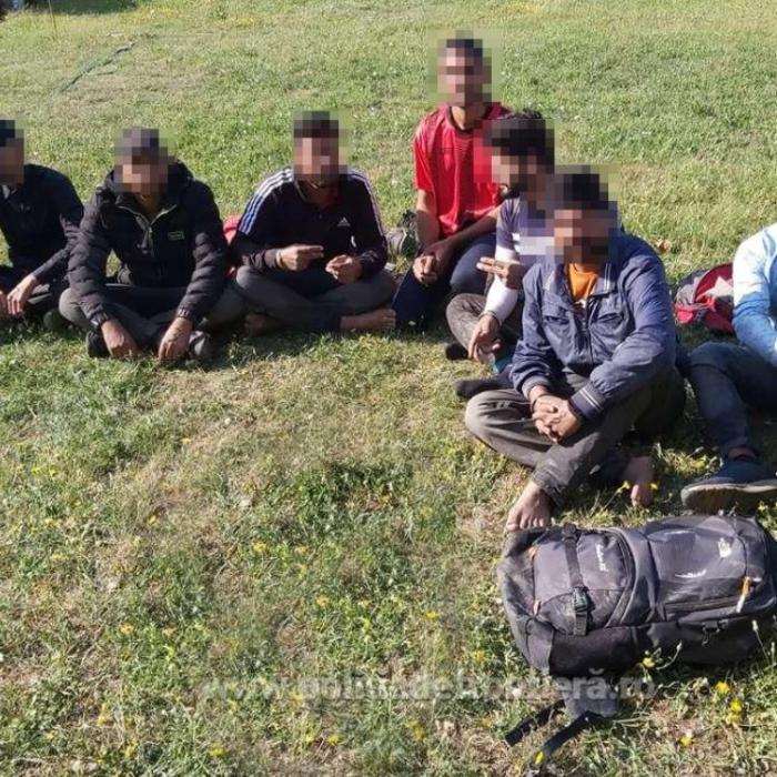 Doi români, cercetați pentru trafic de migranţi. Opt străini, descoperiți în automobilele celor două călăuze