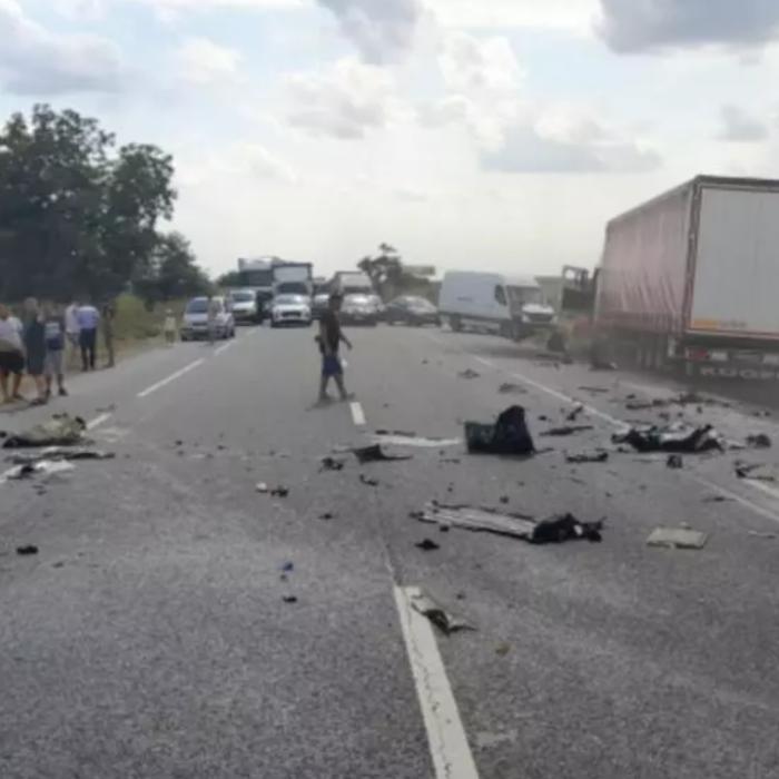 Doi români morţi şi un copil de 10 ani rănit, într-un accident pe DN 2, în Ialomița. Trafic blocat