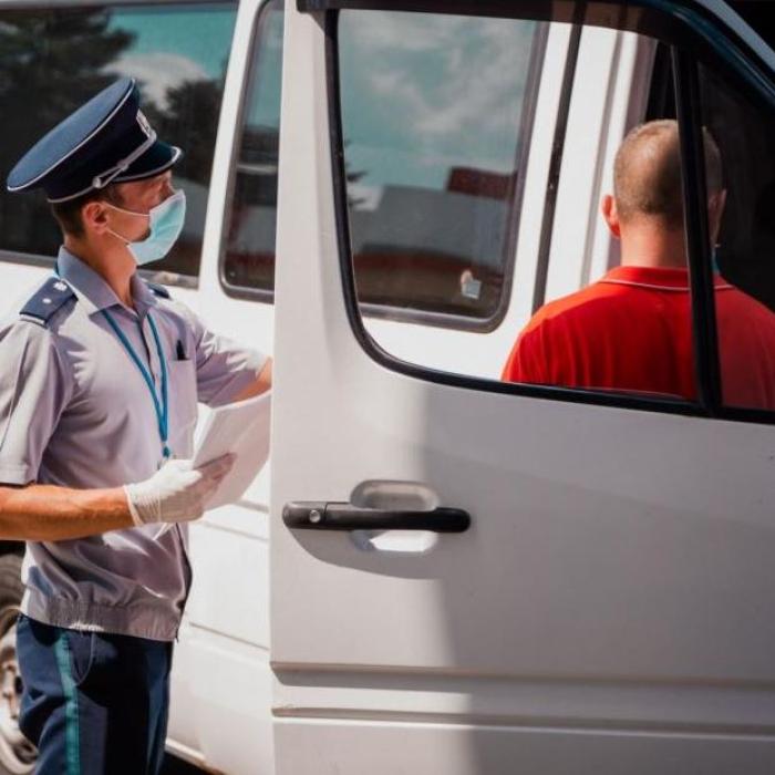 Microbuz, care se deplasa spre Polonia, oprit și verificat la frontieră. Doi frați s-au ales cu dosare penale  