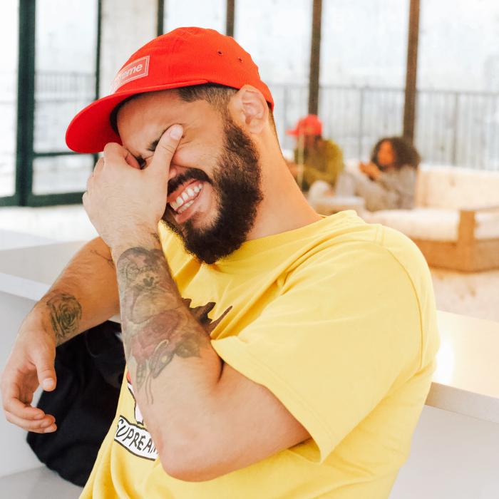 Bancul zilei! Un român întâlnește o stewardesă frumoasă în aeroport. Nu se aștepta la ce a urmat