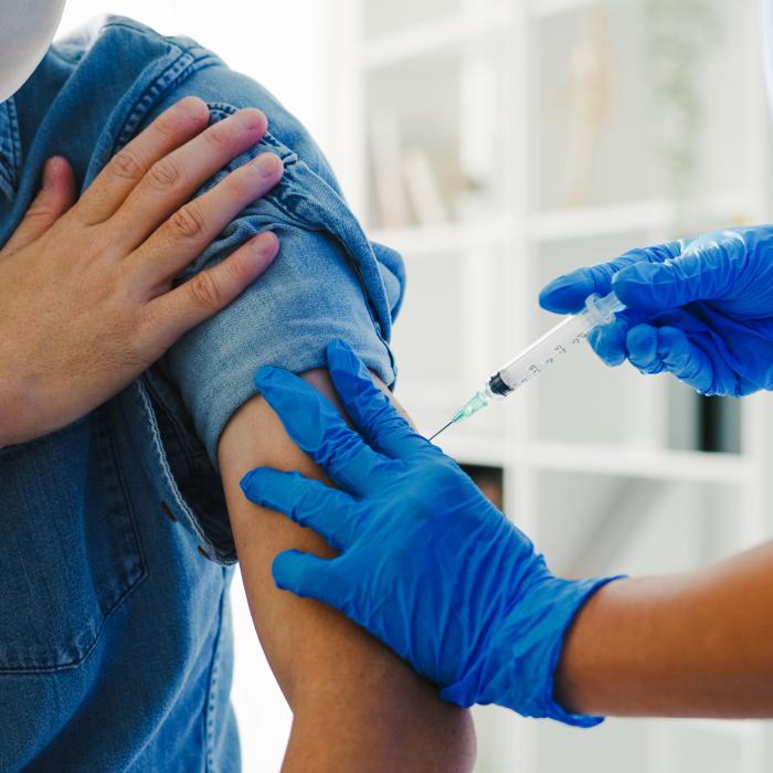 O companie își va recompensa angajații cu 1.000 de dolari dacă se vaccinează