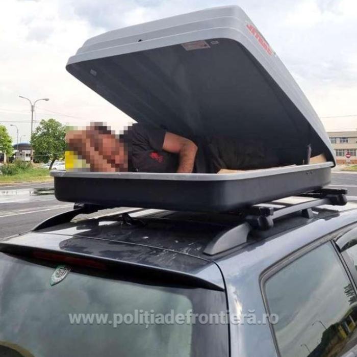Ascuns în portbagajul de pe plafonul autoturismului, un bărbat a încercat să intre în România. Șoferul ar fi primit o mie de euro pentru cursă