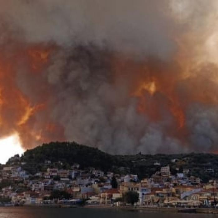 Grecia. Autostrada care leagă Atena de nordul țării a fost închisă. 56 de focare se extind din cauza vântului