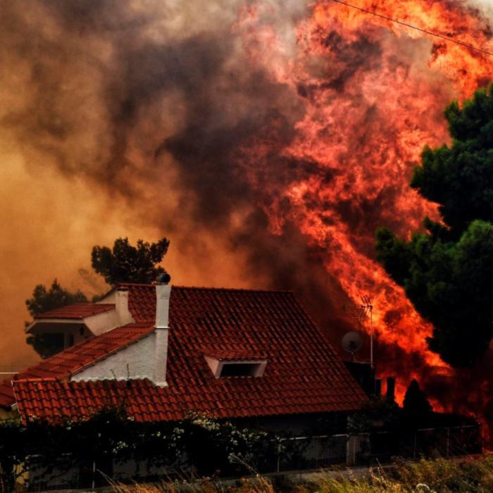 Grecia. Cinci localităţi EVACUATE, în urma unui incendiu violent la porţile Atenei