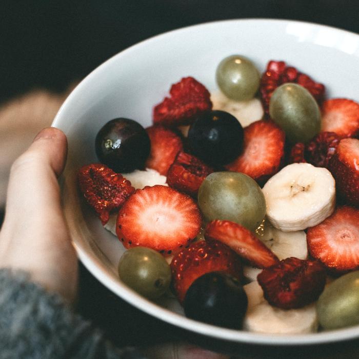 Salată de fructe, desertul preferat al verii, gata în 10 minute! Ingredientul neașteptat care te va face să uiți de frișca pentru asezonat