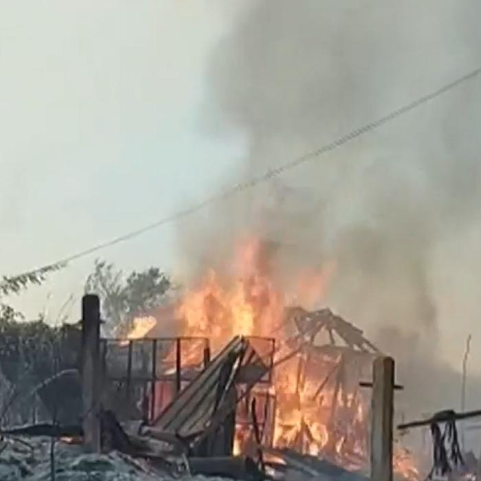 Incendiu de vegetație în Mehedinți. Au ars mai multe gospodării: „Au luat foc toate, casă, maşină, animale”