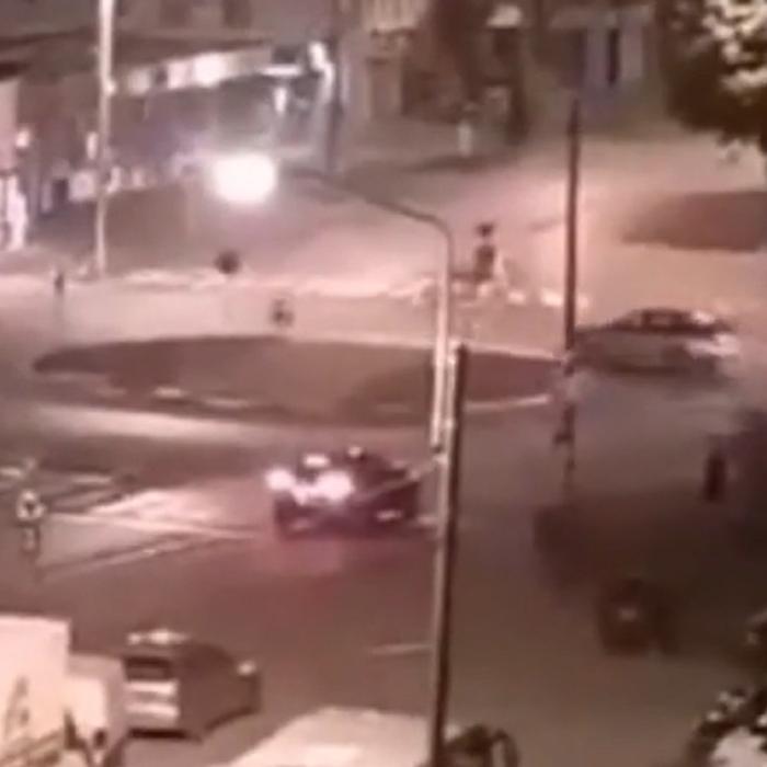 Un şofer român s-a crezut „regele şoselelor”. S-a învârtit într-un sens giratoriu până a venit Poliţia să-l scoată 
