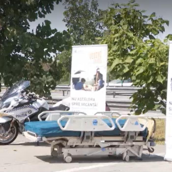 Polițiștii au instalat un pat de spital pe Autostrada Soarelui: „Bucurați-vă de condus!”