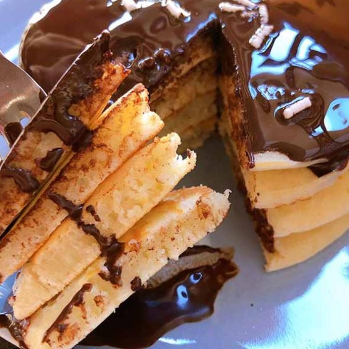 Clătite pufoase fără ouă, lapte și unt. O rețetă ușoară și rapidă pentru un mic dejun de nota 10