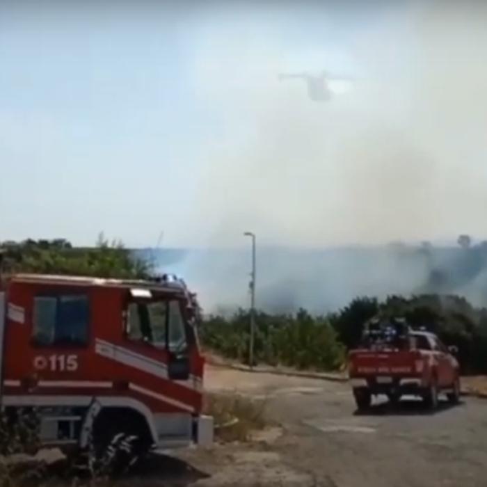 Italia. localitate din sudul ţării, evacuată după ce flăcările au ajuns aproape de casele oamenilor: "Suntem ţinta atacurilor piromanilor"