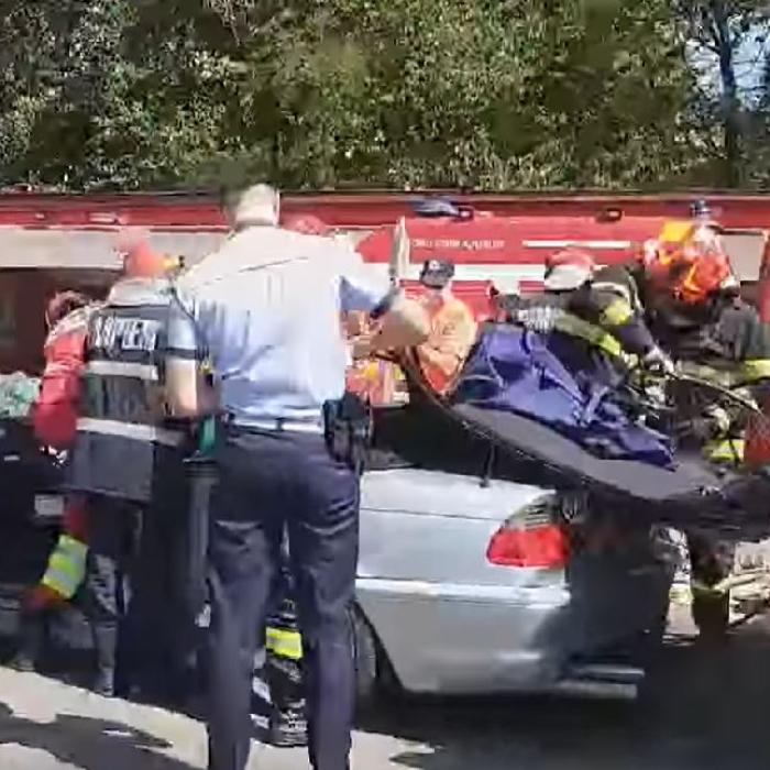 Mașină decapotabilă, înmatriculată în Anglia, implicată într-un accident rutier, în Târgoviște. Șoferul a rămas încarcerat