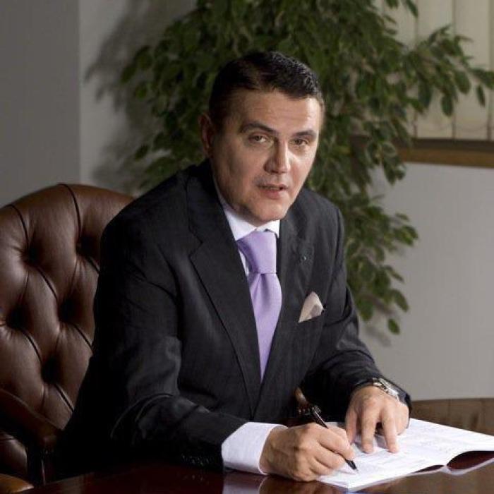 Fost ministru al Transporturilor, de urgenţă la spital din cauza unei bucăţi de usturoi