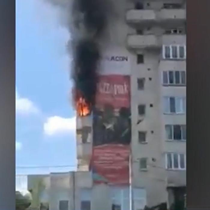 Incendiu puternic în centrul Clujului. Flăcările au ieșit pe geamul apartamentului