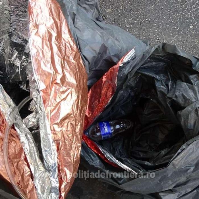 Miigranţi înfăşuraţi în saci de plastic şi folie de aluminiu, găsiţi într-un TIR, la graniţa României
