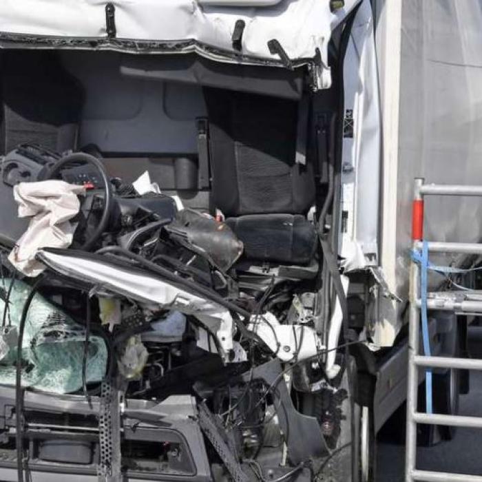 Germania. Șofer român de camion, grav accident rutier. O persoană a rămas încarcerată