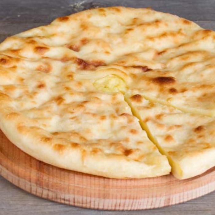 Pizza de cartofi la tigaie. Un preparat rustic genial și extrem de simplu de făcut