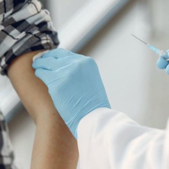 Italia. A început vaccinarea adolescenților împotriva COVID-19. Ei pot veni fără programare, dar însoțiți de părinți