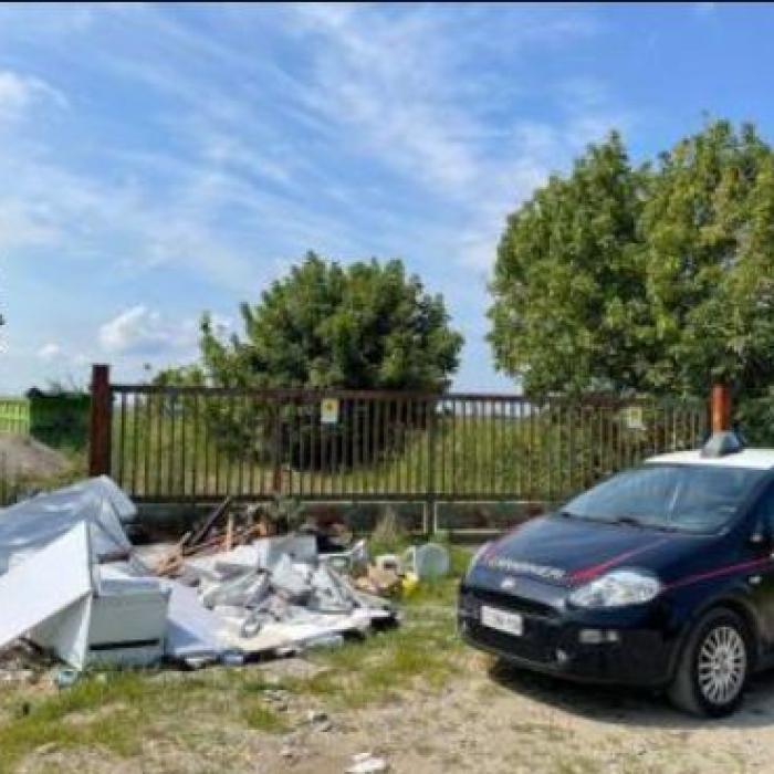 Italia. Doi români, buni de plată. Amendați cu 600 de euro, deoarece au aruncat deșeuri, inclusiv mobilier la marginea orașului