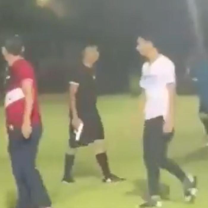 Un arbitru din Honduras a scos PISTOLUL la fotbaliști și suporteri (Video)