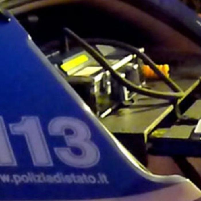 Italia. Oprit pentru un control de rutină, un șofer român s-a dezbrăcat și a luat la bătaie polițiștii